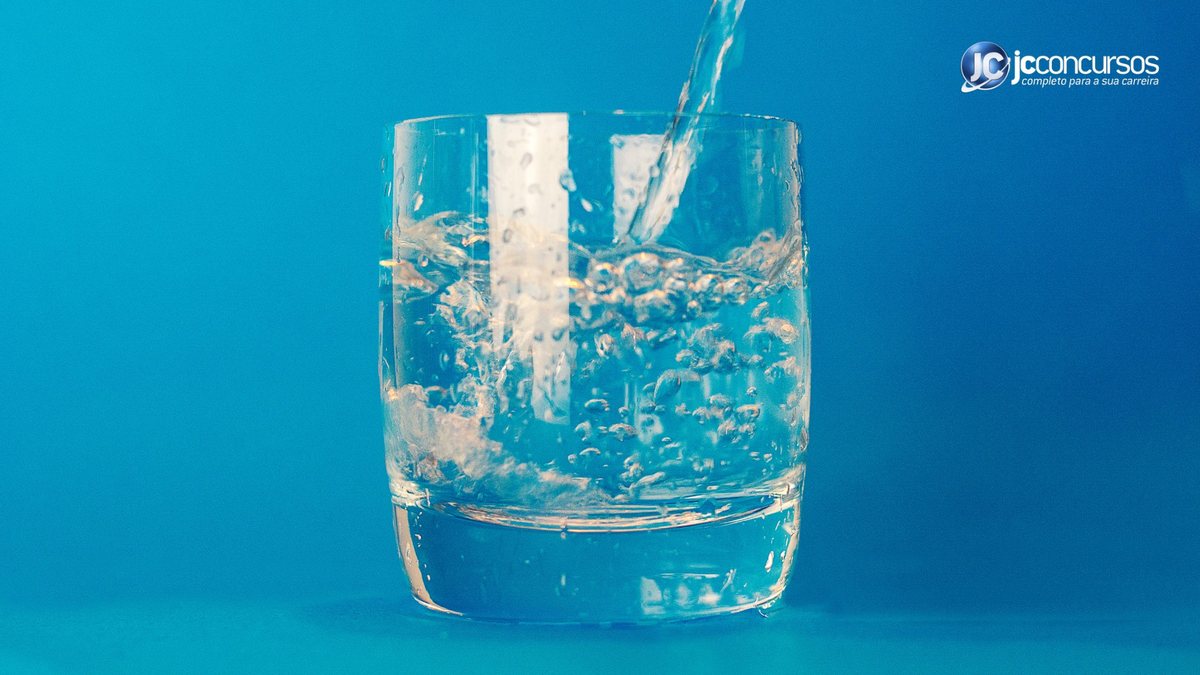 Um copo com água - Divulgação JC Concursos