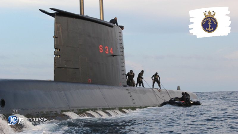 Concurso da Marinha: tripulantes do submarino S34-Tikuna trabalham no convés - Foto: Divulgação