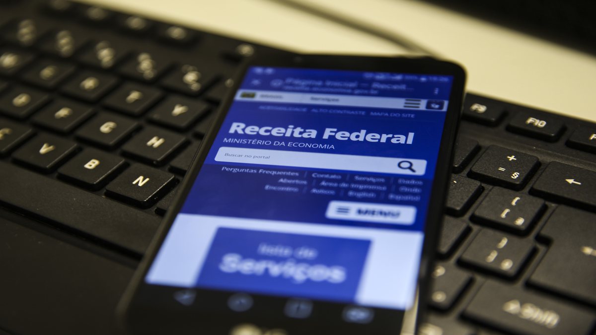 Celular aberto com o site da Receita Federal - Agência Brasil - Imposto de Renda 2023