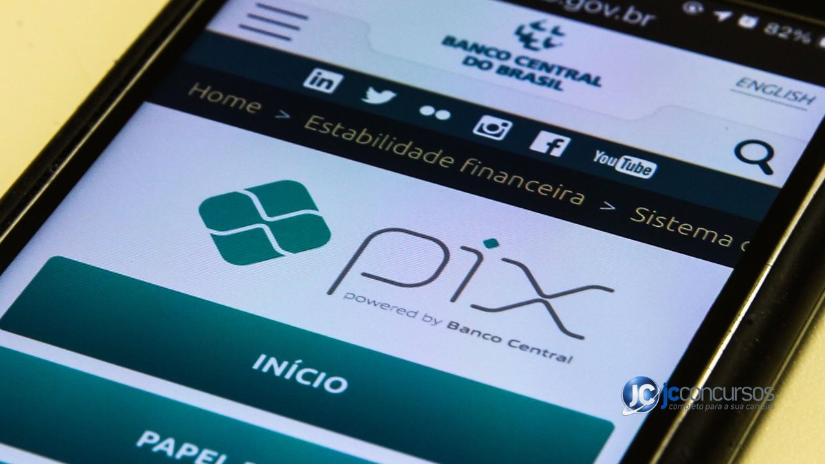 Celular com logo do Pix - Divulgação