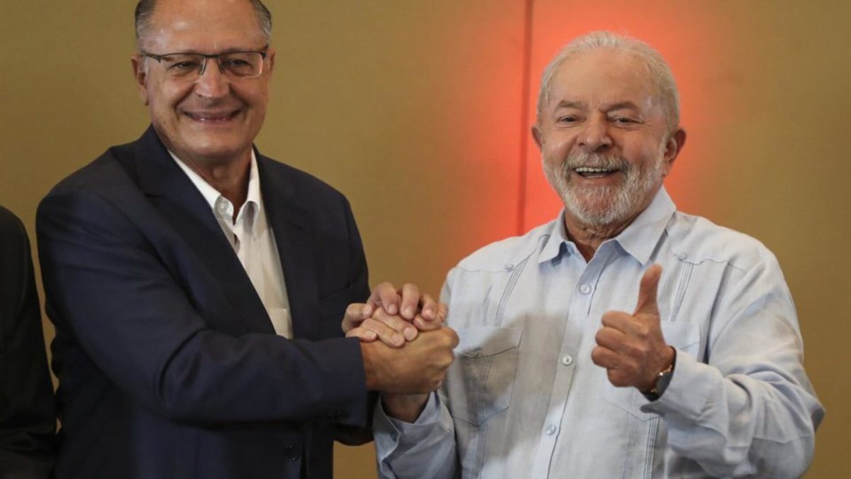 Ex-presidente Lula ao lado do ex-governador Alckmin, seu vice na chapa do PT