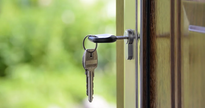 Uma porta aberta com uma chave na fechadura - Freepik - Projeto auxilia professores na compra da casa própria