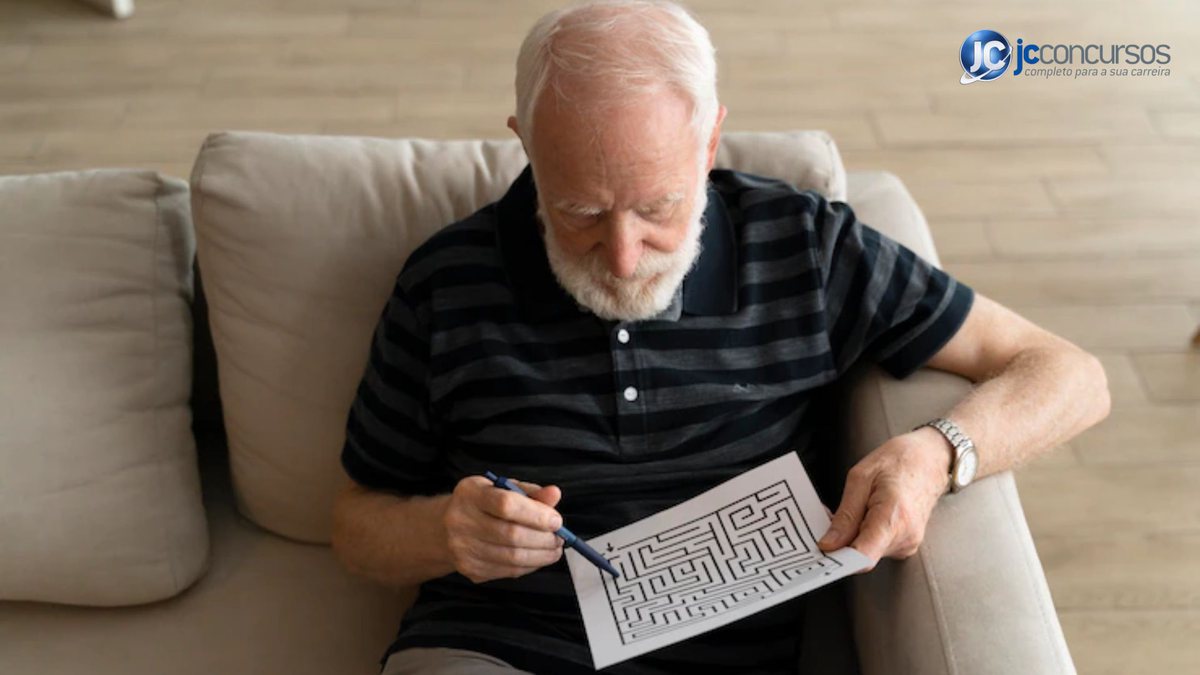 Homem idoso resolvendo atividade para o cérebro - Freepik