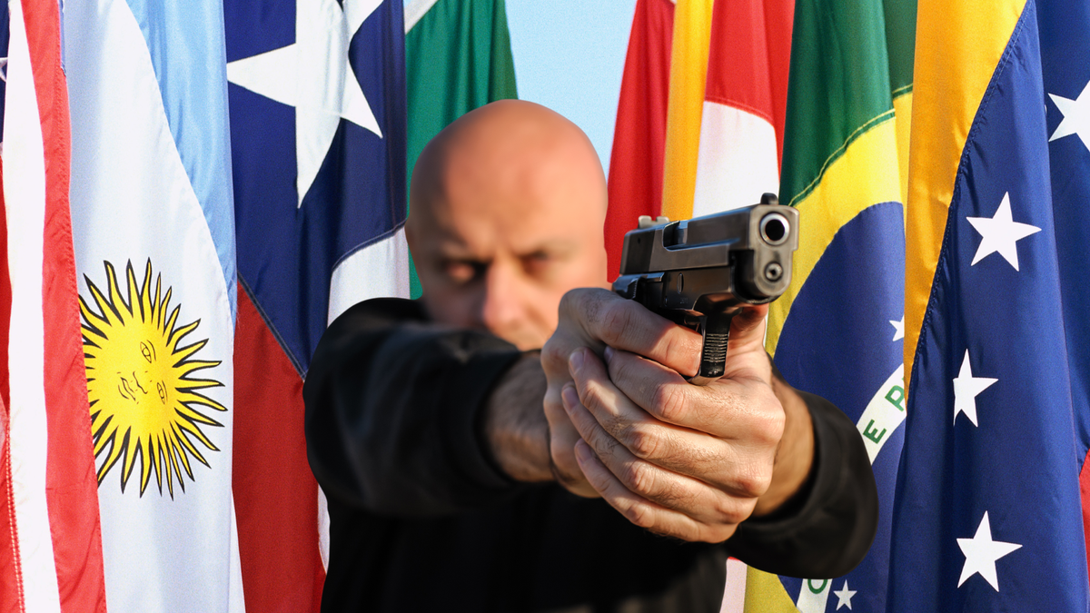 Homem com arma empunhada e bandeiras dos países da América do Sul ao fundo - Divulgação