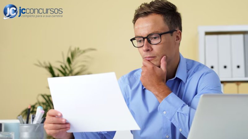 Homem analisando documento - Antecedentes criminais federais - Freepik