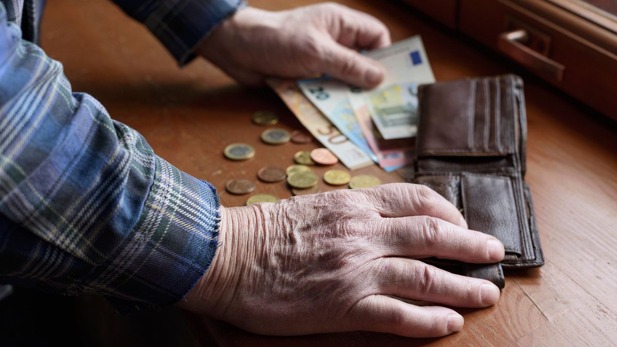 Um idoso segura notas de dinheiro - Divulgação - Benefícios do INSS