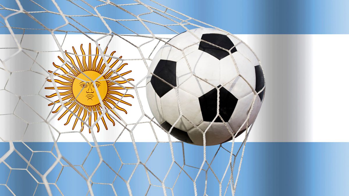 Bola entra no gol e bandeira da Argentina ao fundo