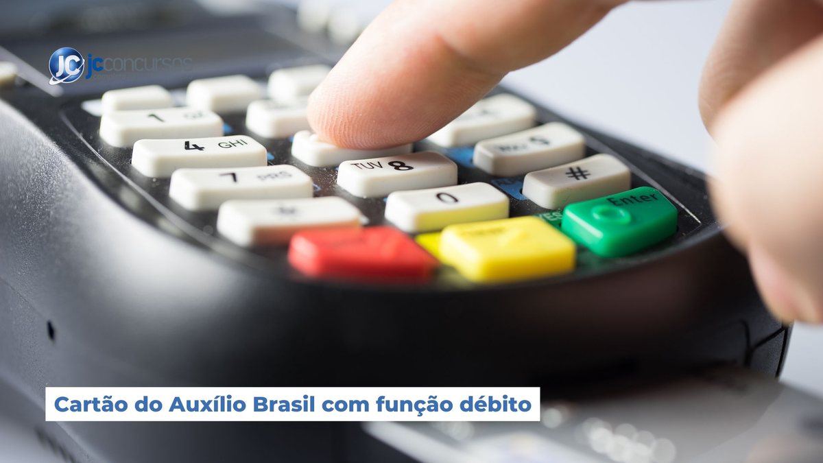 Um homem digita senha do cartão em uma máquinta - Canva - Auxílio Brasil função débito