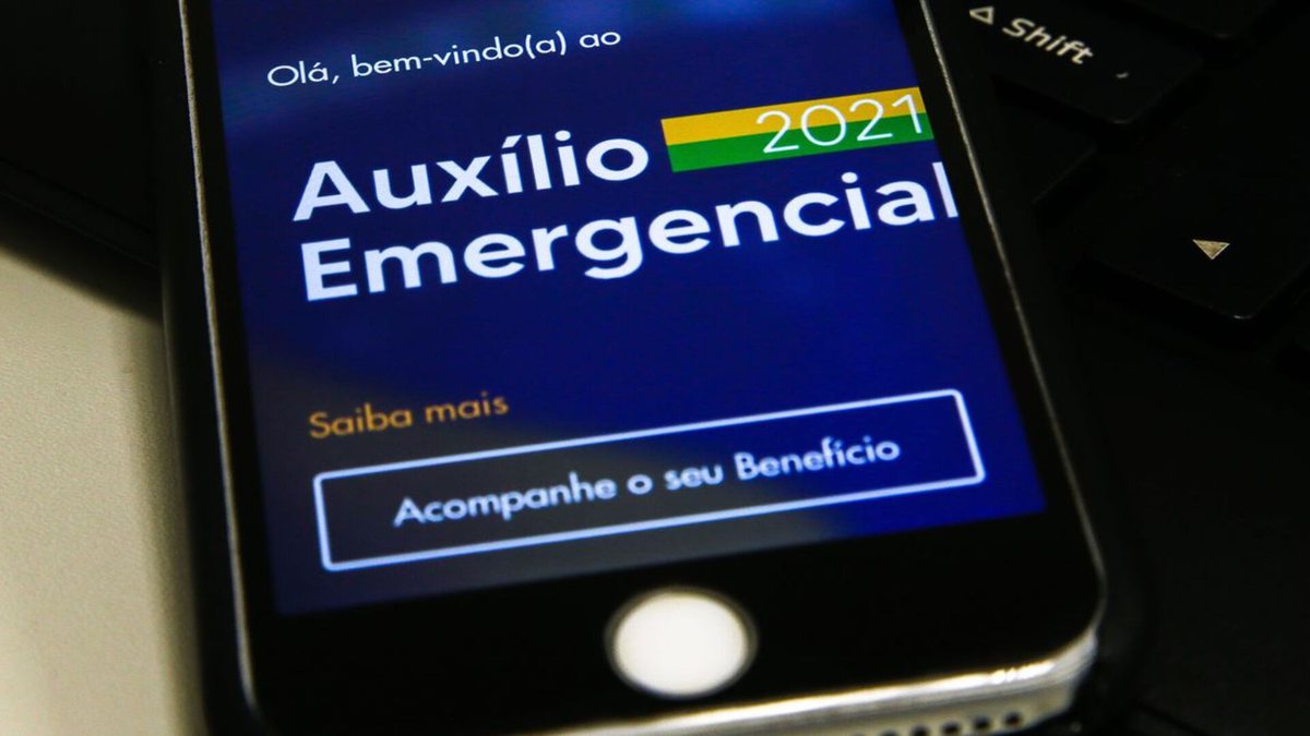 Celular com o aplicativo do Auxílio Brasil aberto