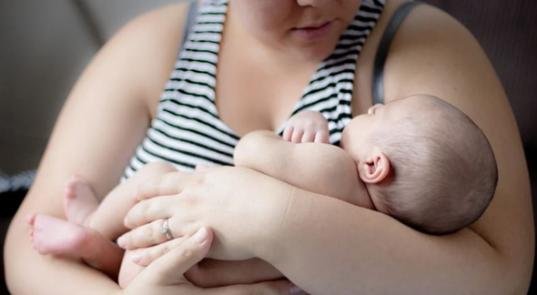 Mãe segura seu filho recém-nascido nos braços - Divulgação