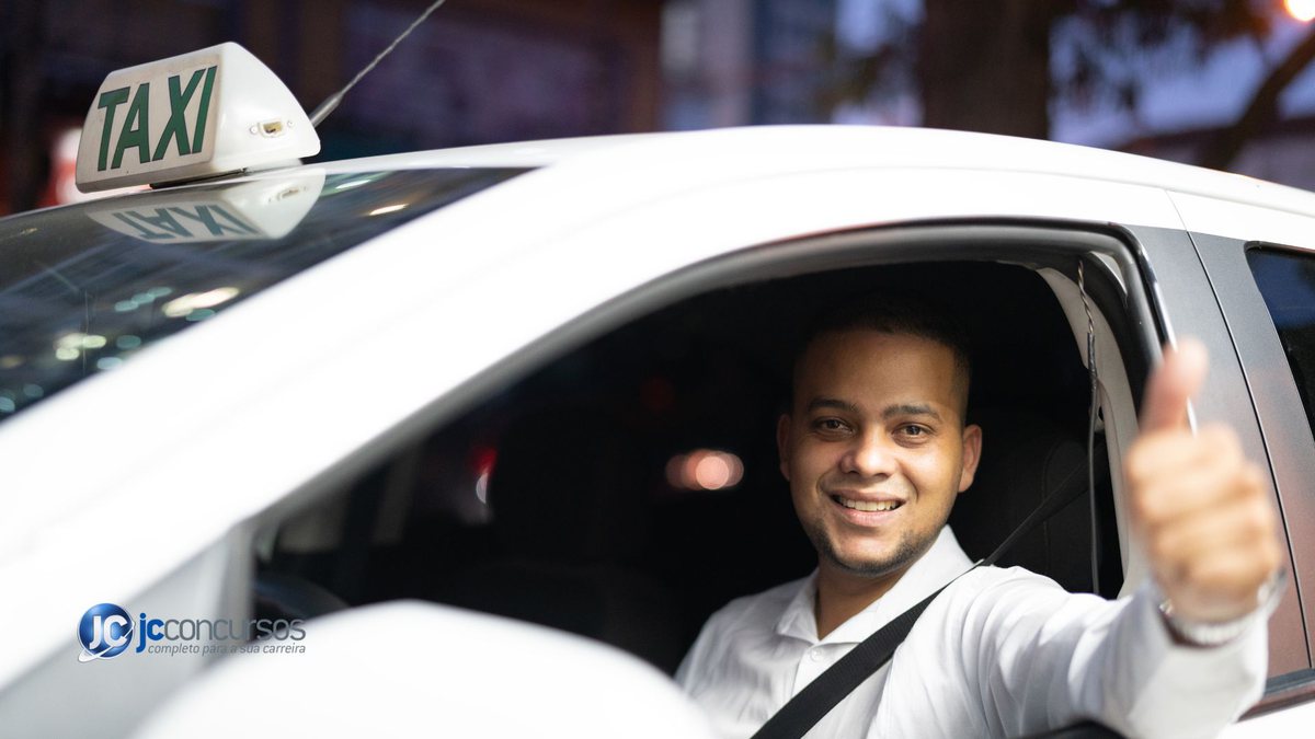 Um motorista de táxi acena para a foto - Canva - Auxílio taxista