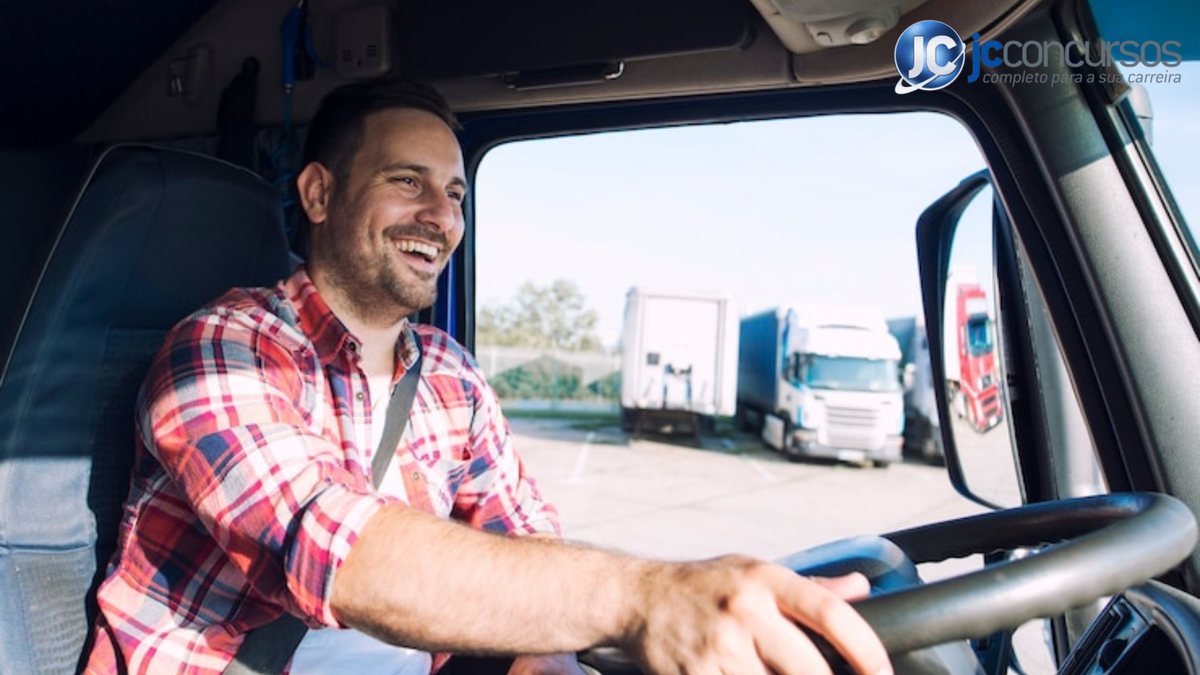 Um homem dirigindo um caminhão - Freepik - Auxílio Caminhoneiro pode ser pago em 2023?