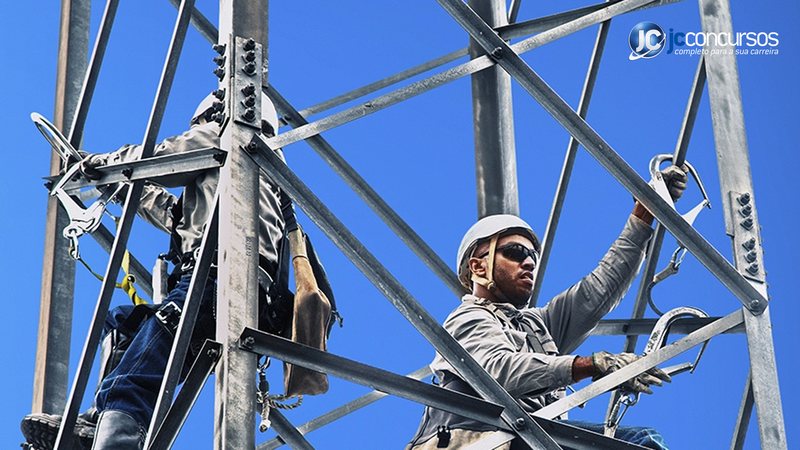 Profissionais da Axia Energia em atividade