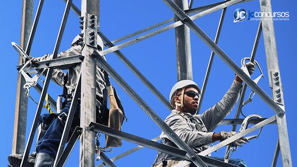 Profissionais da Axia Energia em atividade