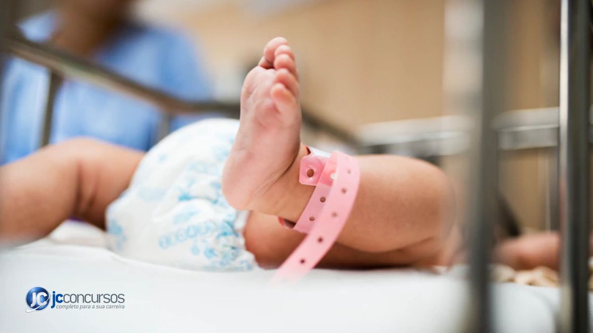 Bebê com etiqueta de hospital na perna