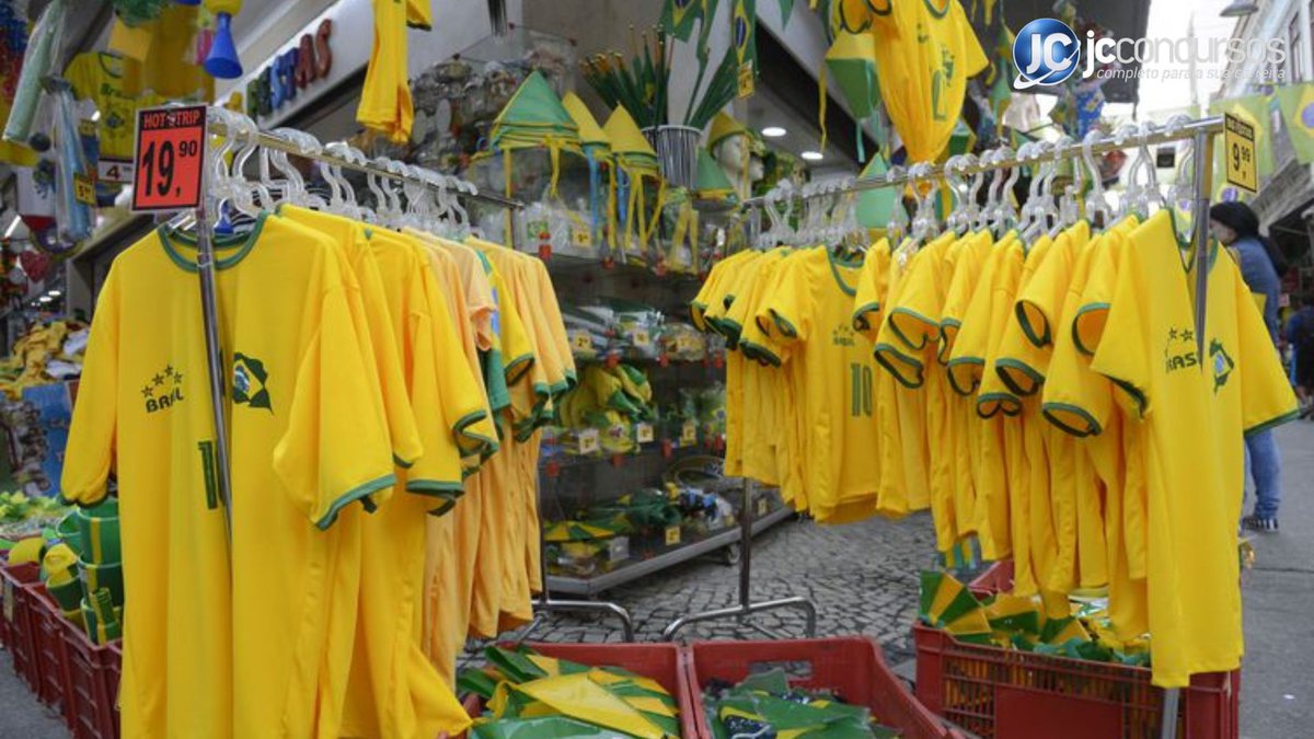Camisas do Brasil penduradas em arara e a venda