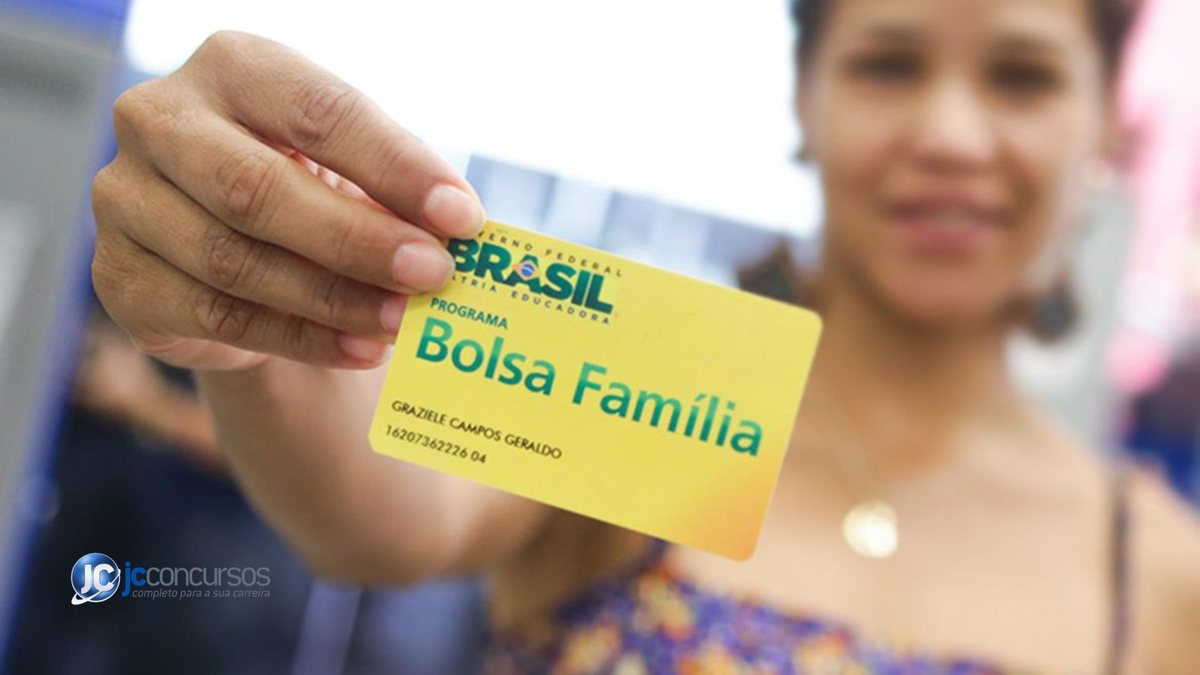 Uma mulher segura o cartão do programa de transferência de renda - Agência Brasil - Bolsa Família