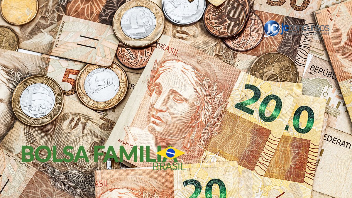 Notas de dinheiro ao lado da logo do programa Bolsa Família - Divulgação JC - Bolsa Família 2023