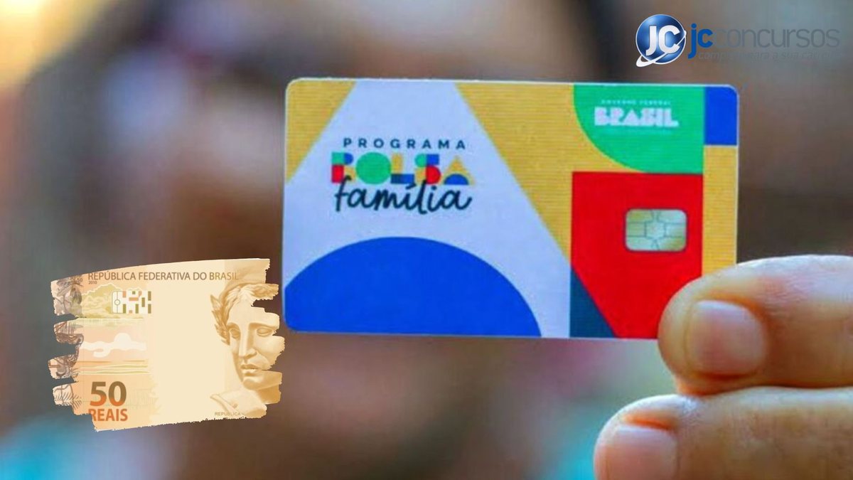 Uma mulher segura o cartão do Bolsa Família - Divulgação JC Concursos - Bolsa Família