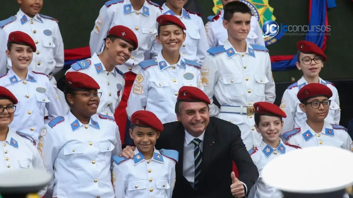 Ex-presidente Jair Bolsonaro (PL) durante visita à ecola cívico-militar em São Paulo - Agência Brasil