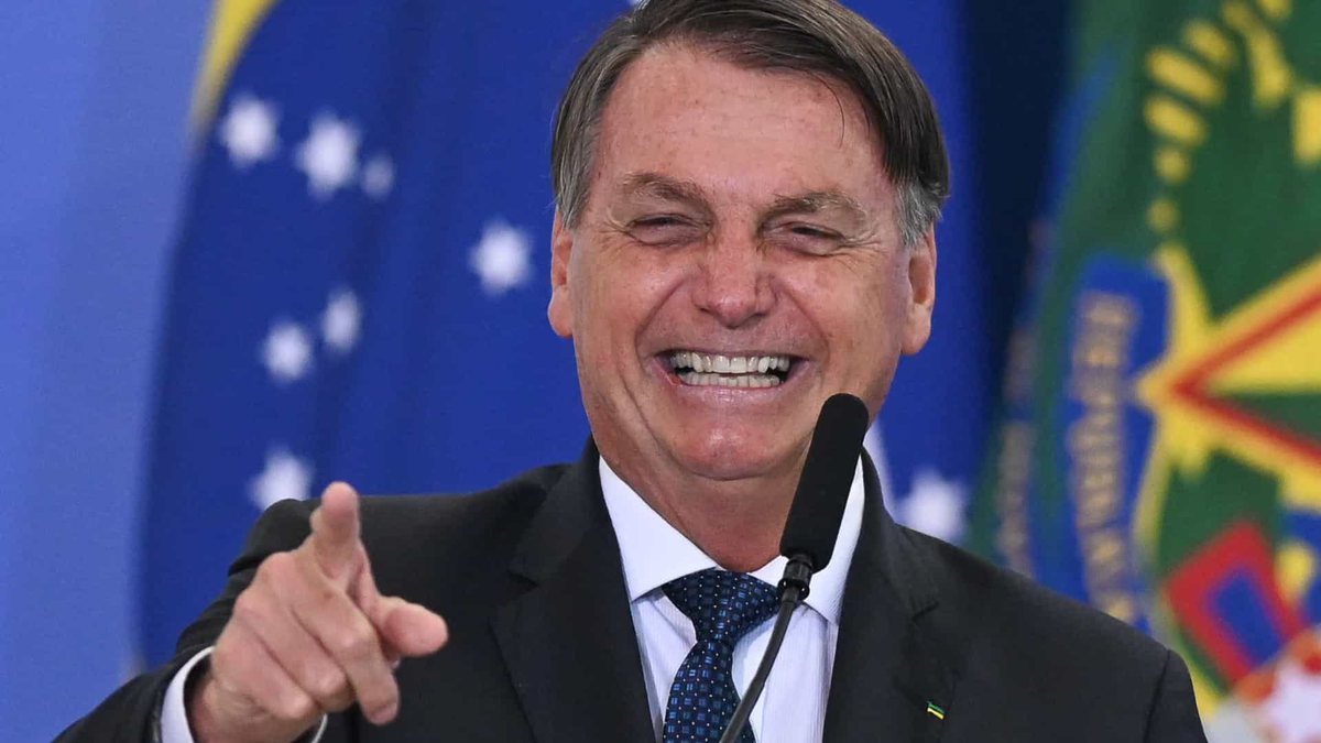 Pec dos Auxílios: Bolsonaro aponta e dá risada - Divulgação