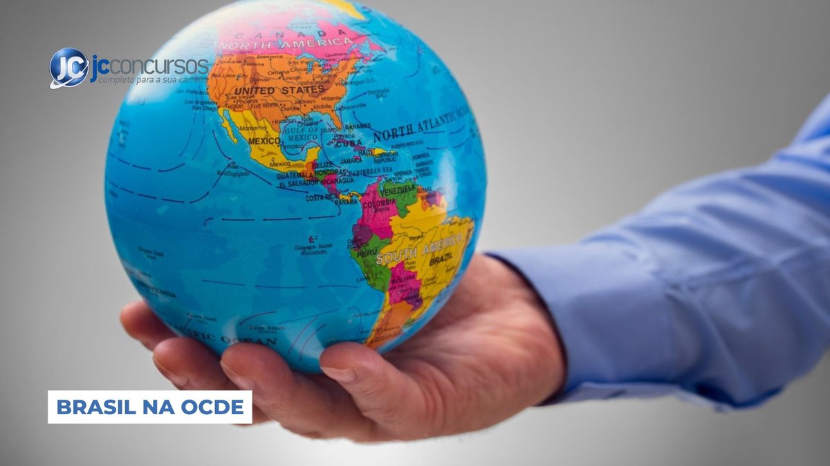 Um homem segura um globo do mundo - Divulgação - Brasil na OCDE