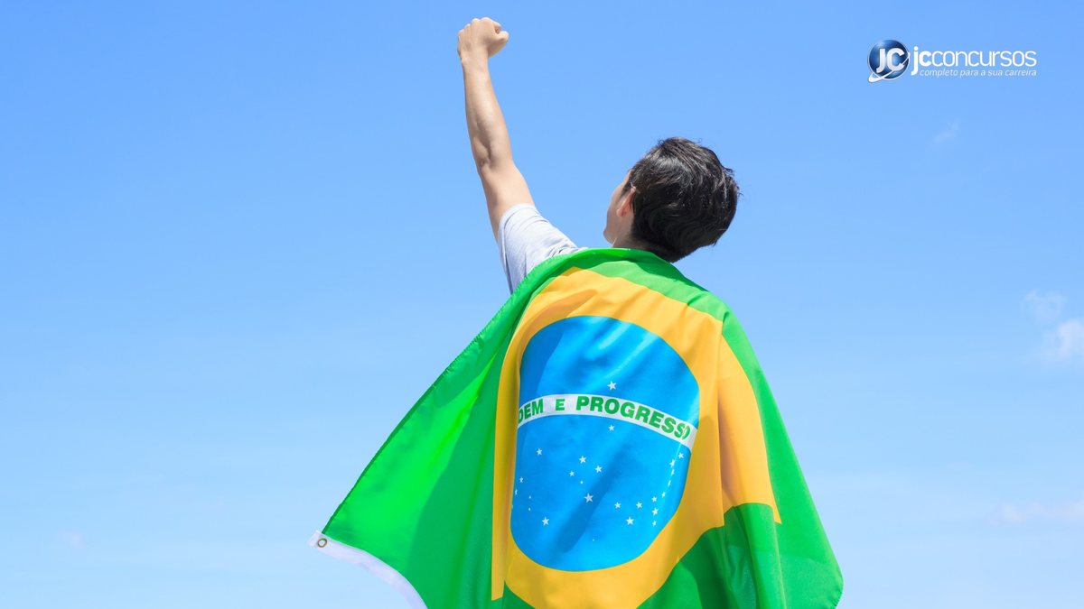 Homem com a bandeira do Brasil - Divulgação JC Concursos
