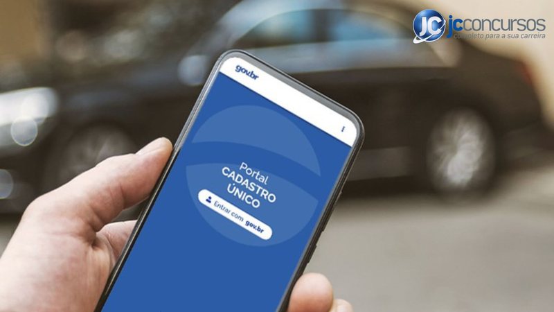 Aplicativo do Cadastro Único (CadÚnico) exibido em smartphone; nova plataforma integra dados e exige CPF como chave principal para identificação.