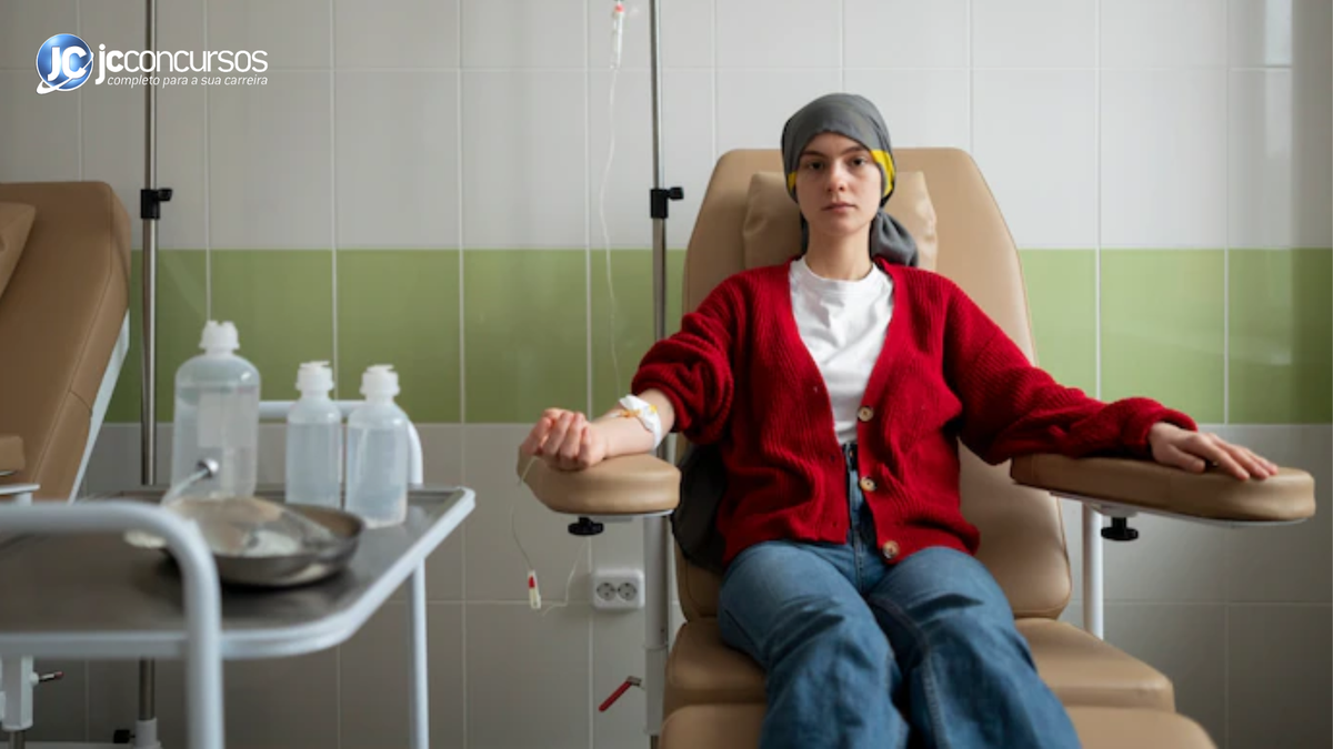 Paciente de câncer em sala de quimioterapia - Freepik