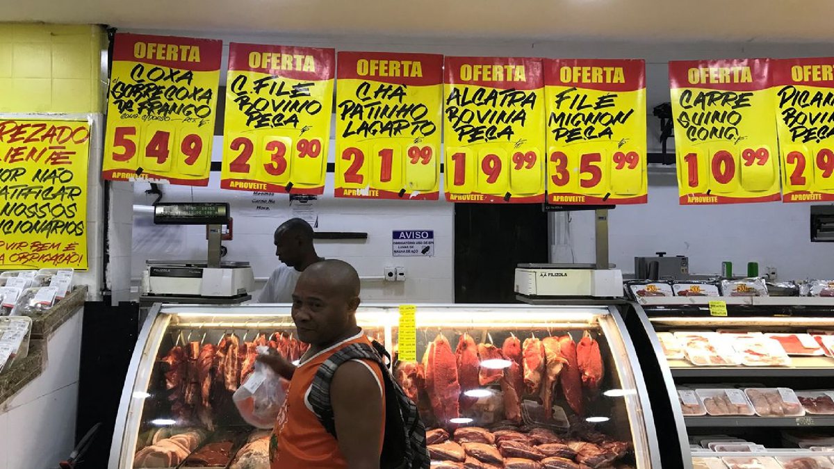 Um homem passa em uma vitrine de carnes no supermercado - Agência Brasil - Carne mais barata