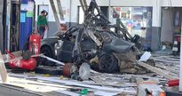 Carro completamente destruído após explodir em posto de combustível - Reprodução/Rlagos Notícias
