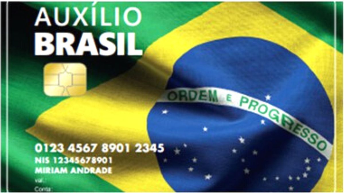 Mulher segurando o cartão do Auxílio Brasil - Divulgação