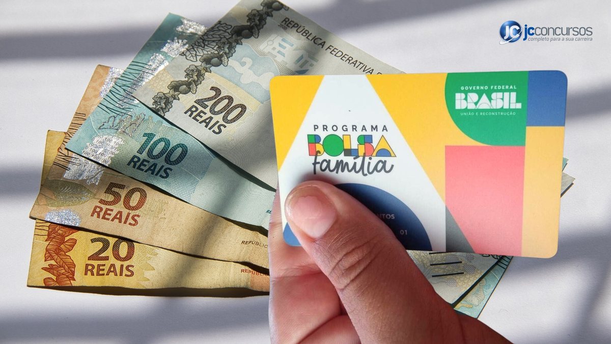 Mulher segura o cartão do Bolsa Família ao lado de notas de dinheiro - Divulgação JC Concursos