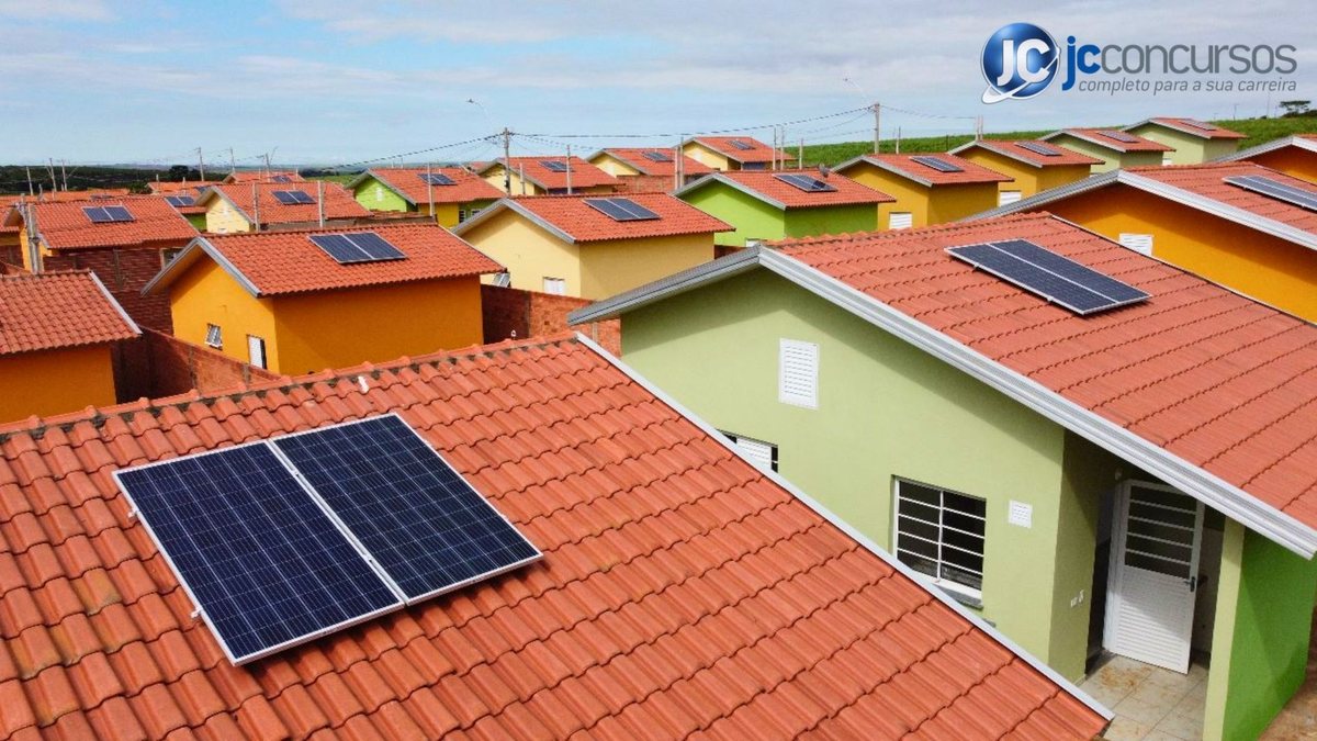 Telhado de casas com sistema que retém energia solar - Divulgação