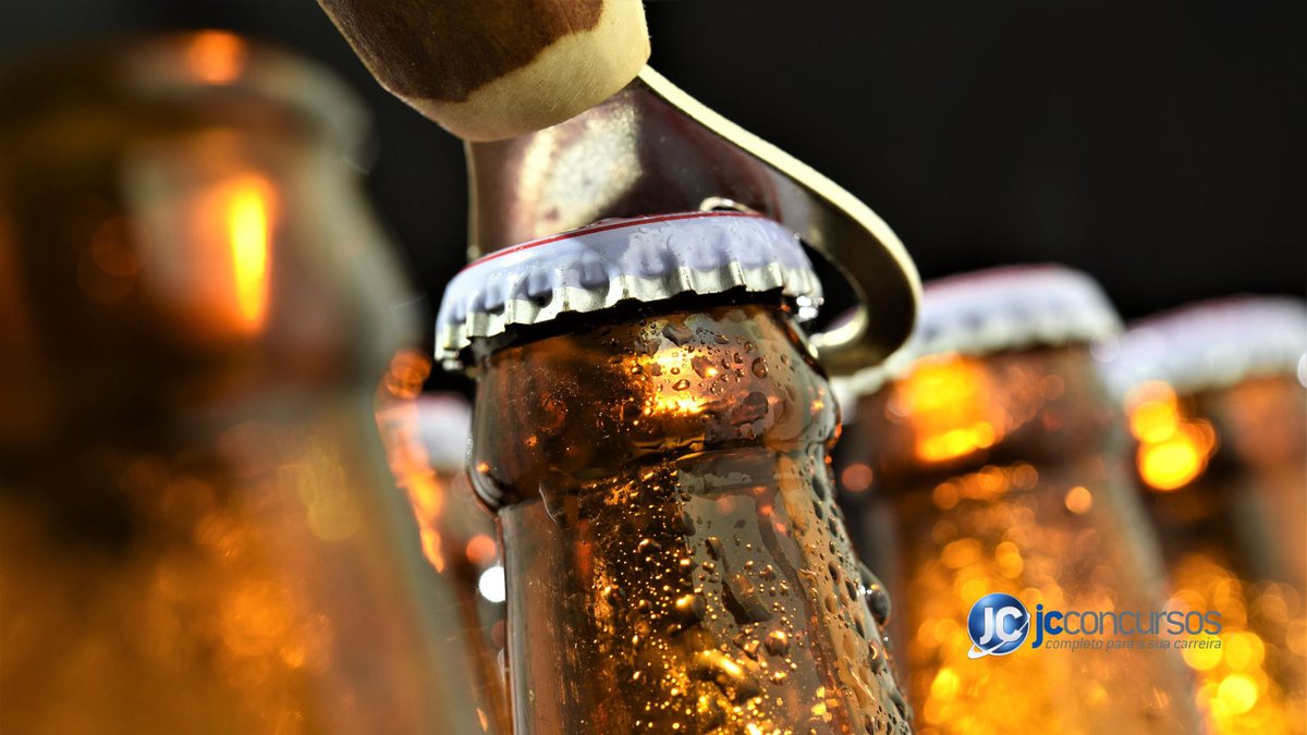 Garrafas de cervejas - Canva - Melhores cervejas para assistir os jogos da Copa do Mundo 2022