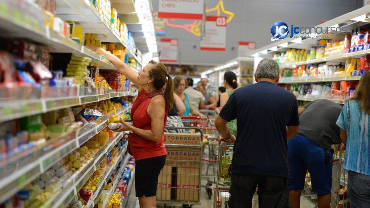 Mulher escoelhe produtos em corredor de supermercado - Agência Brasil