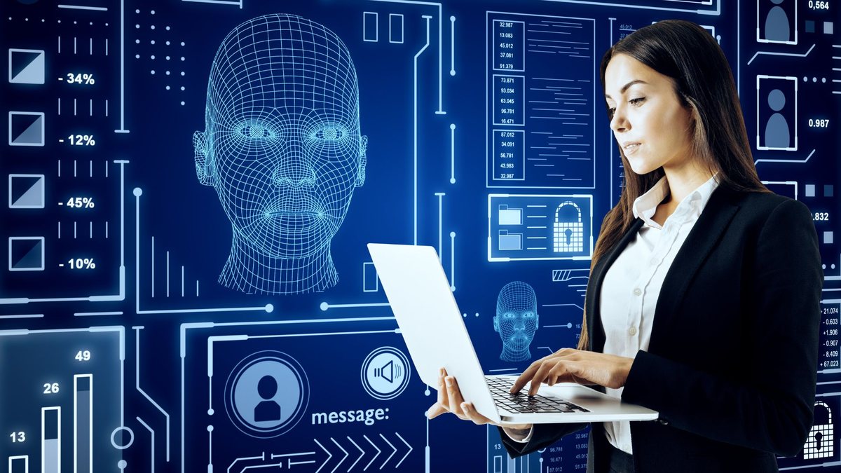 Mulher usa notebook e inteligência artificial aparece em painel eletrônico ao fundo - Divulgação