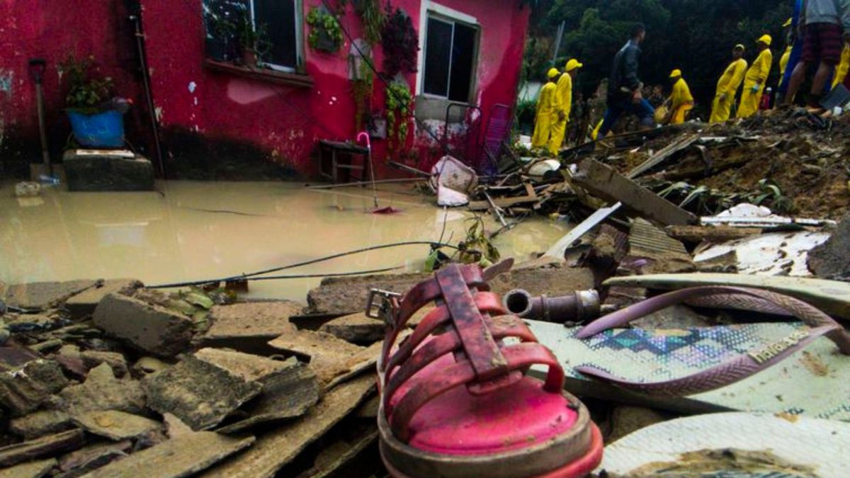Chuva em Pernambuco: equipe faz busca em área alagada