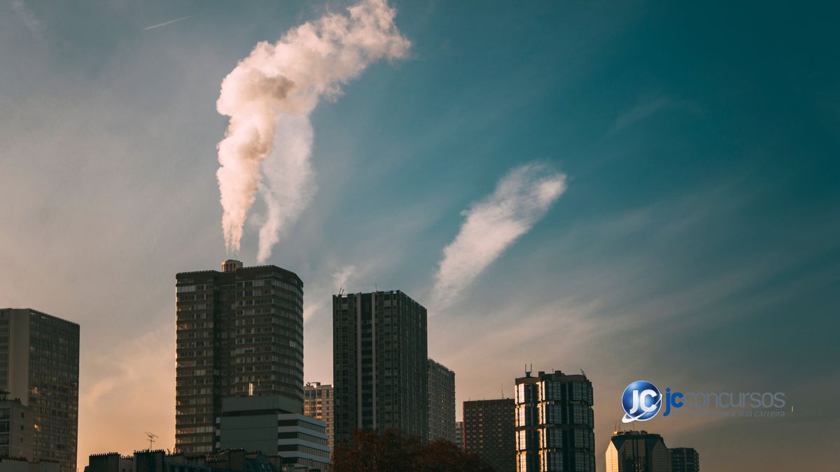 Prédios soltando fumaça - Canva - Cidades mais poluídas do mundo