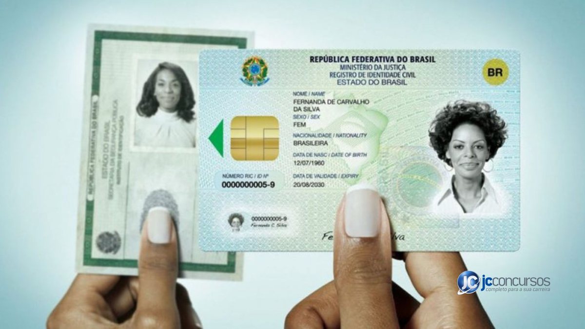 Pessoa segura RG em uma das mãos e Carteira de Identidade Nacional em outra - Divulgação