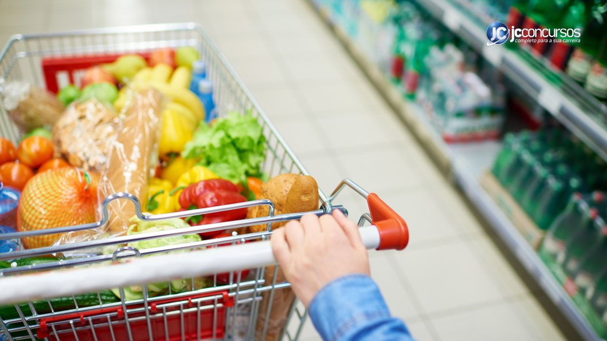 Homem faz compra em supermercado - Divulgação JC Concursos