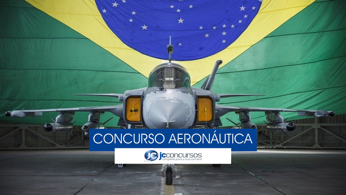 Concurso Aeronáutica - aeronave da Força Aérea Brasileira estacionada em hangar com bandeira do Brasil ao fundo