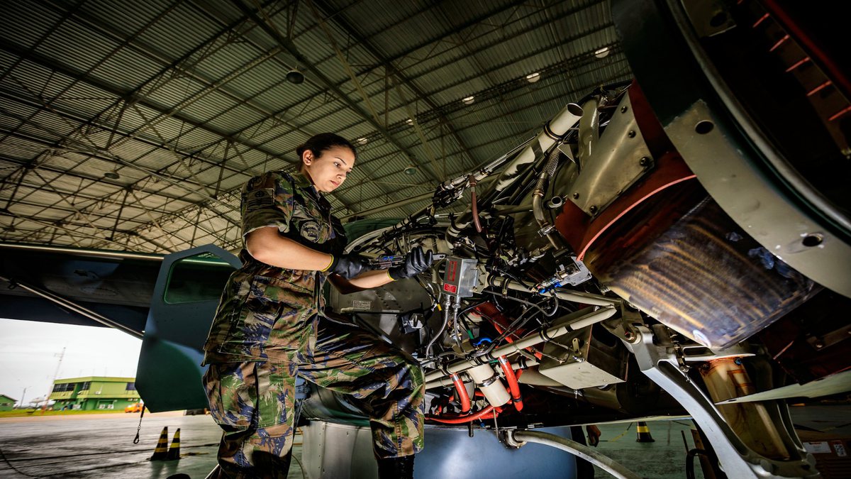 Concurso da Aeronáutica: militar realiza manutenção em motor de aeronave