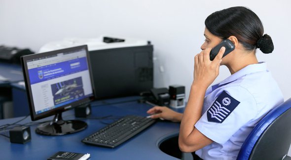 Concurso da Aeronáutica: militar fala ao telefone diante de computador - Divulgação