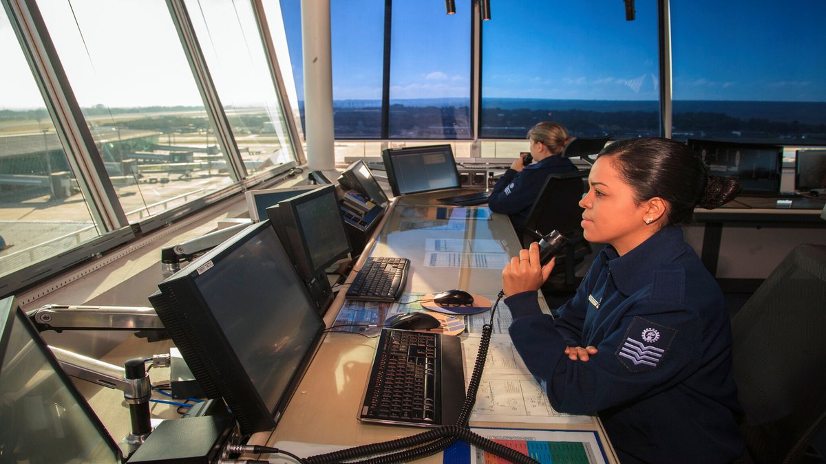 Concurso da Aeronáutica: militares trabalham em torre de controle de tráfego aéreo