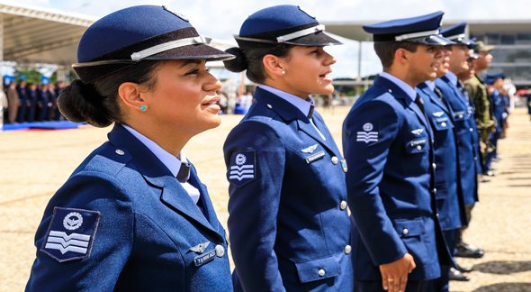 Concurso da Aeronáutica: militares perfilados durante evento na Praça dos Três Poderes, em Brasília - Agência Força Aérea