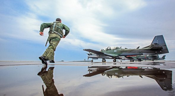 Concurso da Aeronáutica: militar corre em direção a uma aeronave da FAB - Agência Força Aérea