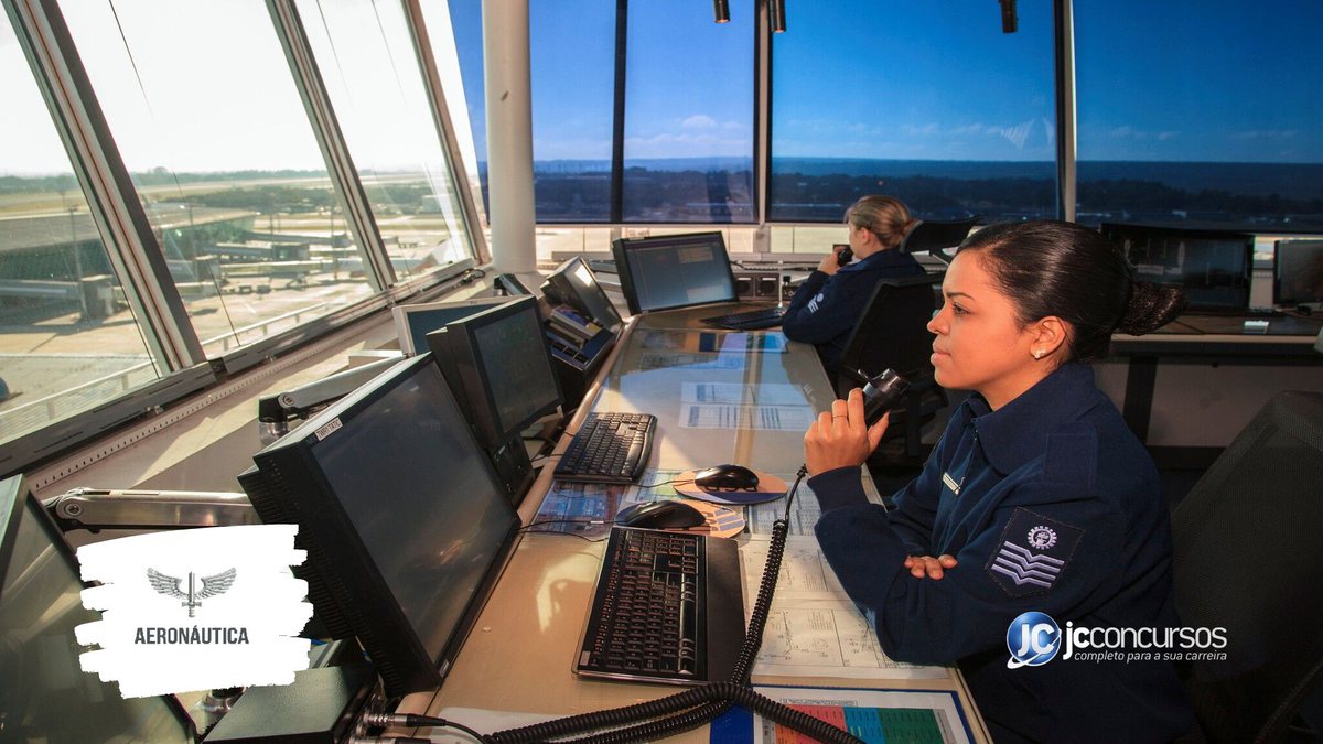 Concurso da Aeronáutica: militares trabalham em torre de controle de tráfego aéreo
