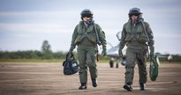 Concurso Aeronáutica: dois aviadores da Força Aérea Brasileira caminham em pista de decolagem - Divulgação
