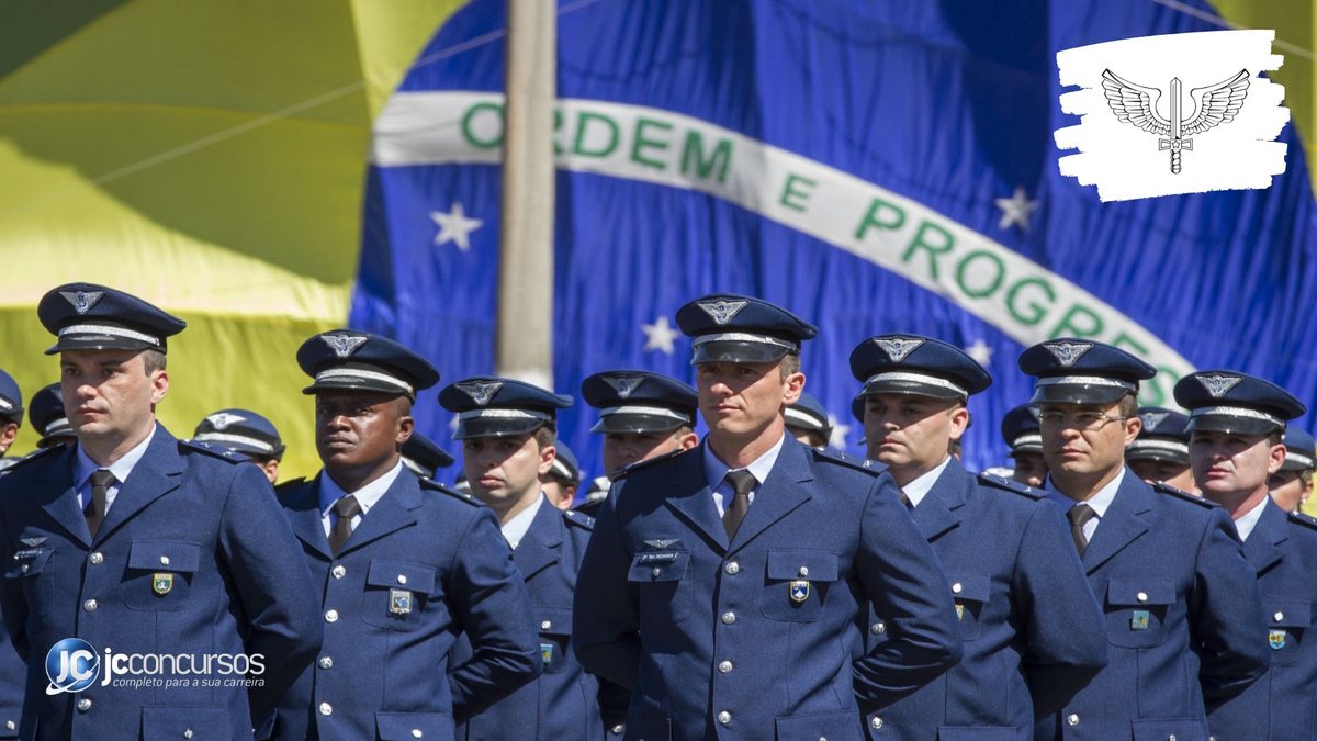 Concurso da Aeronáutica: militares perfilados com bandeira do Brasil ao fundo